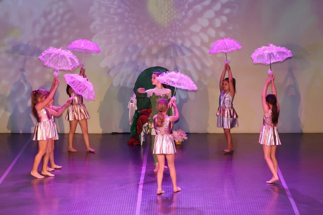 Снимка от спектакъла Магията, наречена Пролет