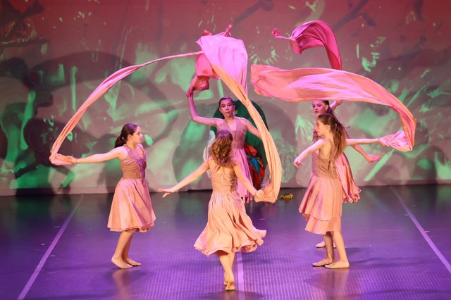 Снимка от спектакъла Магията, наречена Пролет