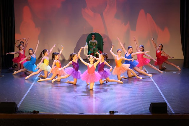 Снимка от спектакъла Магията, наречена Пролет