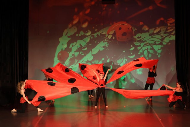 Снимка от спектакъла Магията, наречена Пролет