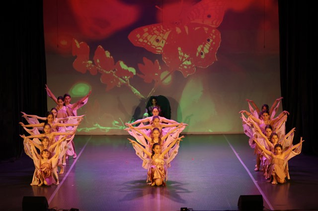 Снимка от спектакъла Магията, наречена Пролет