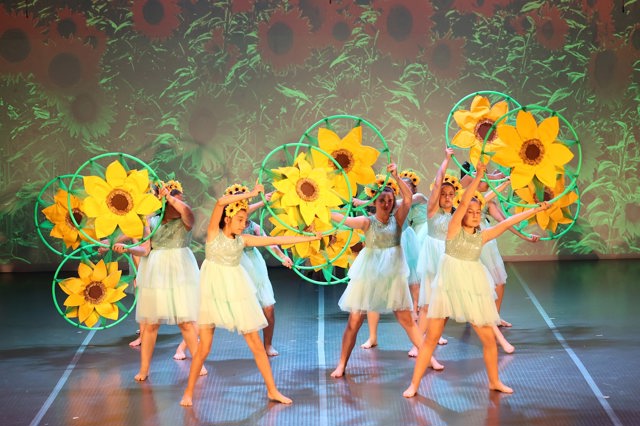 Снимка от спектакъла Магията, наречена Пролет